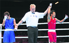 Devendro Singh (R) reacts after defeating Honduras' Bayron Molina Figueroa on Tuesday.  Reuters