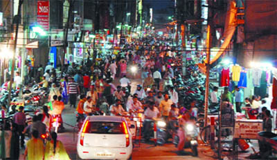 On the eve of Raksha Bandhan, the Dhobi Bazaar was buzzing with activity till night. While the sweet shops saw a huge rush, gift shops and apparel stores were also packed to capacity with eager shoppers making the most of the festive spirit. 