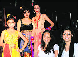 Gauri (extreme right) and Sakshi along with the models