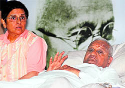 Kiran Bedi with Anna Hazare on the fourth day of his fast at Jantar Mantar in New Delhi on Wedenesday