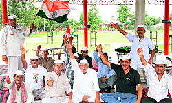 Supporters of Anna Hazare stage a dharna at Mansarover Park in Rohtak