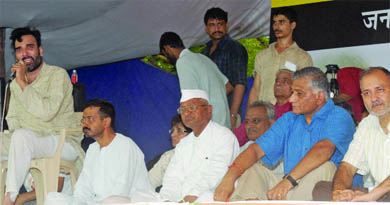 Former Army chief BK Singh sits with Team Anna members at the stage at Jantar Mantar in New Delhi on Friday.
