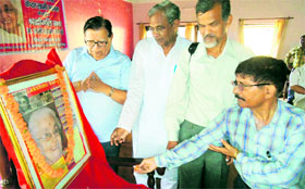 Residents pay homage to veteran freedom fighter Luxmi Sehgal at a condolence meeting organised by the CPM in Dehradun on Friday.