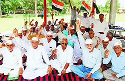 Supporters of Anna Hazare stage a dharna at Mansarovar Park in Rohtak on Friday