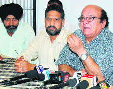 Imtiyaz Alam addresses mediapersons in Amritsar on Friday.