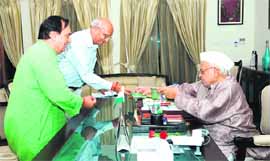 Padma Shri Avdhash Kaushal and Padam Shri Leela Dhar Jagudi (in green kurta) hand over their letters to Governor Aziz Qureshi in Dehradun on Sunday.