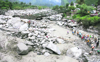 The collapsed Bailey bridge across the Beas.