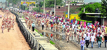 Teachers lay siege to Jalandhar bypass: The police marches towards the Jalandhar bypass where protesting teachers blocked the traffic in Ludhiana on Sunday