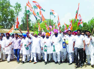 Youth Congress activists stage a protest at Patti on Monday.