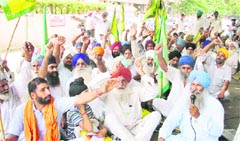Farmers and BKU activists stage a dharna at the Mini Secretariat in Ludhiana on Tuesday. Photo: Inderjeet Verma