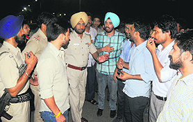 SOPU members argue with police officer in front of the VCs residence at Panjab University on Wednesday. Tribune photo: S Chandan