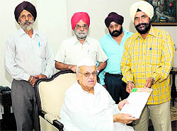 A delegation of Sikhs submits a memorandum to Governor Aziz Qureshi in Dehradun on Wednesday