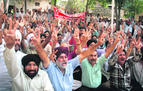 Members of the J&K SRTC Workers Union flash the victory sign after calling of their five-day-old strike in Jammu on Wednesday. 