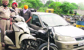 The accused along with the recovered vehicles at the Salem Tabri police station in Ludhiana on Wednesday. 