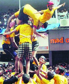 Devotees fail to break the dahi handi in Mumbai. 
