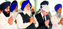 SGPC chief Avtar Singh Makkar (2nd from L) and US Embassy official Chad Thornberry at the Golden Temple