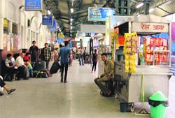A tea stall at the Ludhiana railway station. Vendors are selling tea for Rs 5 instead of Rs 3. photo: Inderjeet Verma