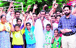 Congress leader Karamjit Singh Rintu joins protestors on Sunday