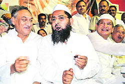 Chief Minister Vijay Bahuguna, along with Maulvi Aarif, Union Minister of State for Parliamentary Affairs Harish Rawat and Assembly Speaker Gobind Singh Kunjwal Pduring a Roza Iftaar party at Jwalapur in Haridwar on Sunday