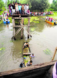 There are many dilapidated footbridges over the Dal Lake which pose a threat to pedestrians.