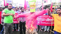Members of the Naujawan Sabha burn an effigy of Mehatpur police for delaying the arrest of murder accused in Jalandhar on Sunday. Photo: Sarabjit Singh