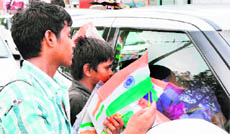 With little to celebrate, these poor kids sell the Tricolour to make both ends meet in Amritsar.