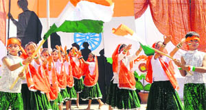Students of Dikshant School celebrate Independence Day at Zirakpur. 