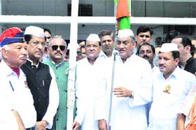 Chief Minister Vijay Bahuguna during the Independence Day celebrations at Congress Bhavan in Dehradun on Wednesday