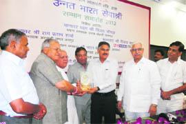 Ashok Kumar Bishnoi, Additional Deputy Commissioner, Sonepat, receives the Unnat Bharat Seva Shri Puruskar from Punjab Health Minister Madan Mohan Mittal at a function in Delhi.