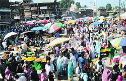 Muslims make purchases ahead of Eid-ul-Fitr celebrations in Hari Singh High Street of Srinagar. Markets across the city are witnessing a huge rush of shoppers these days