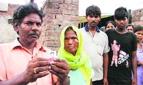 Snakebite victim Geeta’s family members show her photo at Haibowal
