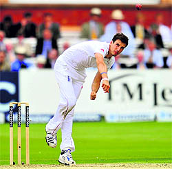 Englands Steven Finn returned with figures of 6/39 on Day One of the third Test against South Africa on Thursday
