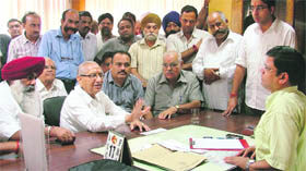 Former Health Minister Sat Pal Gosain along with other BJP leaders meets the MC Commissioner in Ludhiana on Friday.