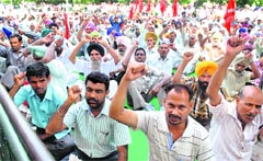 TSU members protest outside the PSPCL headquarters in Patiala on Friday. Tribune photo: Rajesh Sachar