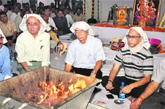 Maruiti MD Shinzo Nakanishi (centre) performs havan at the company's Manesar plant on Sunday.