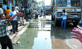 A view of the sewage  that has accumulated on the road in the locality.