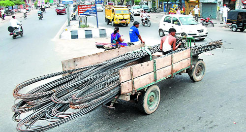 Posing a grave risk to other commuters on the road, iron rods are being transported on an illegal vehicle (ghadooka) in Bathinda. Though banned, these home-made vehicles, which run on a diesel engine, continue to ply on roads with impunity. 
