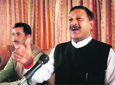 Addressing a press conference here today, state BJP general secretary Rajeev Bindal said in light of comments made by Union Minister Beni Prasad that he was happy that prices were rising, both the PM and the Congress chief must clarify the stand of their government.