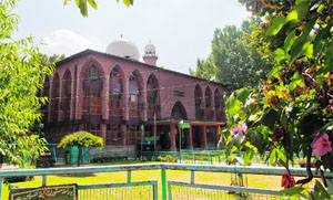 The Syed Yaqoub Sahib mosque in the Sonawar area of Srinagar, adjacent to the official residence of the Chief Justice, J&K High Court.