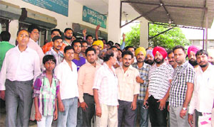 People protest against the absence of a Duty Magistrate at the Suvidha Centre. 