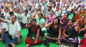 Members of United Forum of Bank Unions stage dharna on Wednesday.  