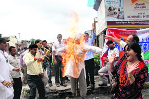 Activists of the UKD (D) burn an efiigy of the state government over the domicle issue in Dehradun on Wednesday.