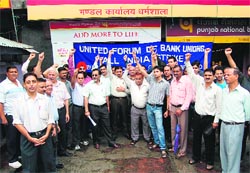 Members of the United Forum Bank Union hold a protest in Dharamsala on Wednesday. Photo: Kamaljeet