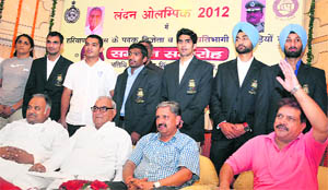 Chief Minister Bhupinder Singh Hooda with London Olympians at an award ceremony in Chandigarh on Thursday. 