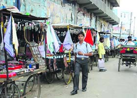 Rehriwalas outside the main road of the cloth market near Sonepat bus stand
