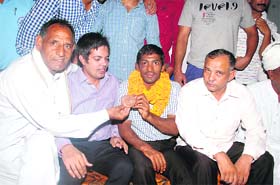 Olympics bronze medallist Yogeshwar Dutt receives a warm welcome in Bahadurgarh