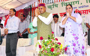 Chief Minister PK Dhumal greet farmers during a function at Nalti in Hamirpur on Thursday.