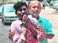 Wailing labourers of a victim who died in the mishap