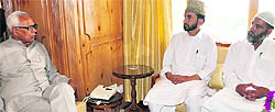 A delegation led by Imam of Baba Shukurudin shrine during a meeting with Governor NN Vohra at Raj Bhawan