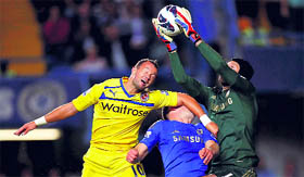 Readings Noel Hunt (L) catches Chelsea's Gary Cahill (C) in the face as goalkeeper Petr Cech claims the ball in London on Wednesday.